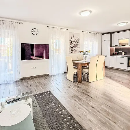 Sara By Interhome דירה זאדאר